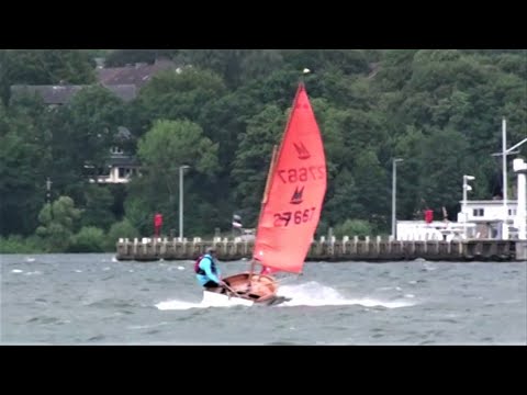 Mirror Dinghy solo sailing force 6 on Plöner See, Germany