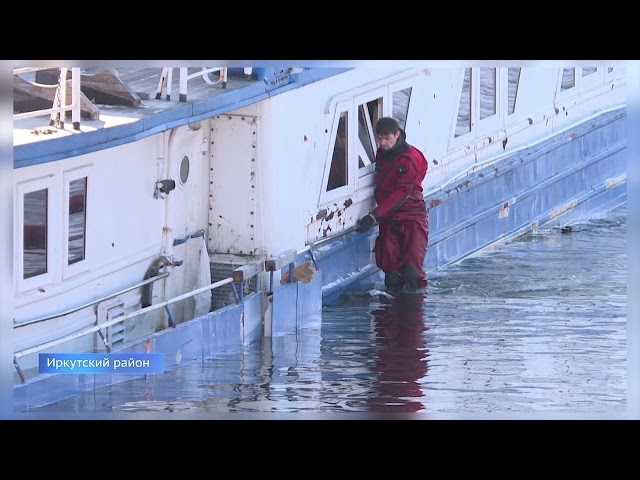 В посёлке Никола Иркутской области владелец поднял затонувшее судно «Юрий Ковалёв»