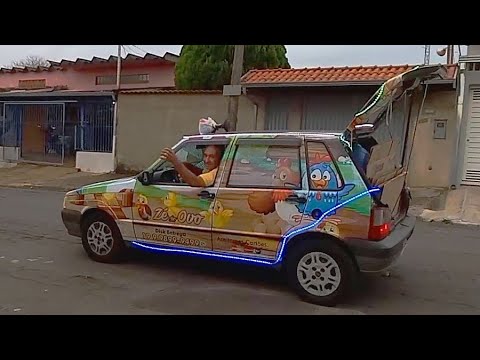 Zé do Ovo da Galinha Pintadinha's car decorated for Christmas with music 🎶