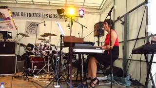 Marie-Anne Alizon au clavier et au chant à Dambach la Ville