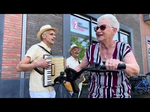 Italiaans duo in Winkelcentrum Streekhof, Bovenkarspel (Noord Holland)