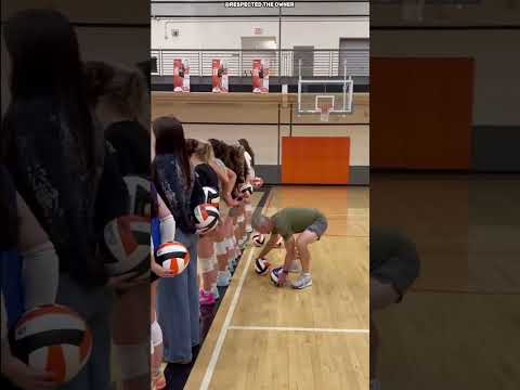 🏐😱 Девушка с синим мячом стала новым капитаном команды!