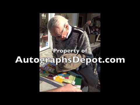 Stan Lee signing autographs in Los Angeles (January '16)