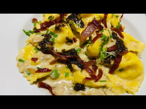 Cappelletti con porcini prosciutto croccante salsa tartufata erba cipollina. Una delizia di sapori๏ฟผ๏ฟผ