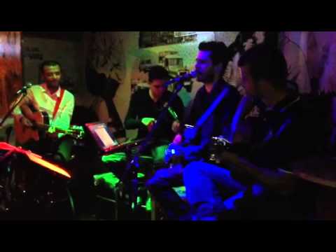 Tunç Öcal alev alev Kadıköy teras bar sahnesi