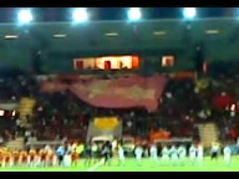 Syrianska-fansen fäller ner flagga UPP OCH NED!