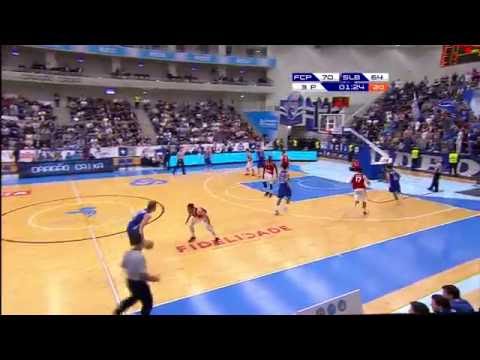 Brad Tinsley penetra e afunda. / Brad Tinsley drives and dunks.