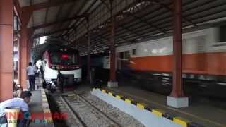 preview picture of video 'dua kereta api di stasiun purwosari'