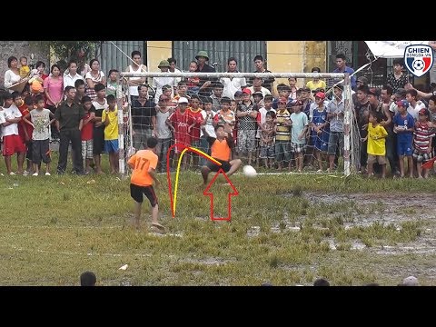 Penalidade para kinh điển tại sân bóng làng