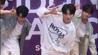 Download lagu ZEROBASEONE (제로베이스원) - Jiwoong, Hanbin, and Yujin dancing to “En Garde” mp3