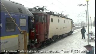 preview picture of video 'Trenul IR1754 oprit la Buftea de ploaia inghetata'