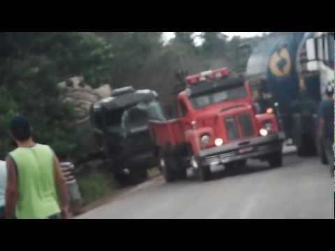 Acidente entre carro e caminhão