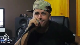 Nicky Jam improvisando con objetos