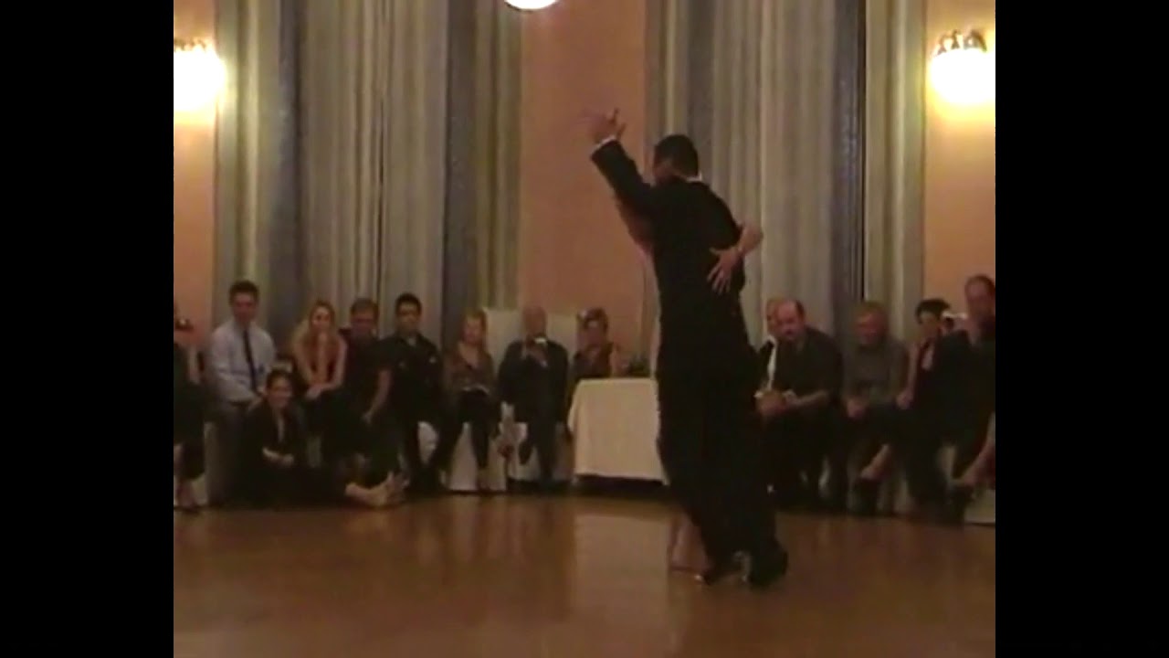 2011 - Sergio Natario e Alejandra Arruè bailan Enrique Rodriguez - La Colegiala