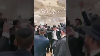 Wedding Energy with Blue Melody 💙🔥🥳 (הזמר והיוצר שמחה יעקבי) - התמונה מוצגת ישירות מתוך אתר האינטרנט יוטיוב. זכויות היוצרים בתמונה שייכות ליוצרה. קישור קרדיט למקור התוכן נמצא בתוך דף הסרטון