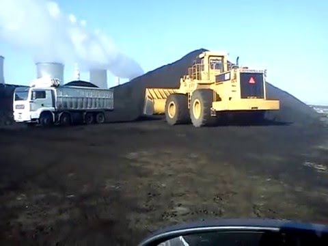 Caterpillar 992 C loading trucks with one pass