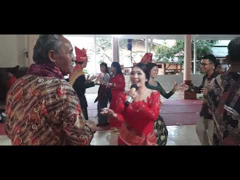 Panggung anak beru ras anak beru Menteri Bangun Mergana