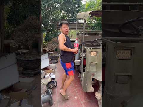 Thấy xe công nông bị hết xăng không chạy được chồng khờ ngơ liền mang chai nước ngọt làm điều này