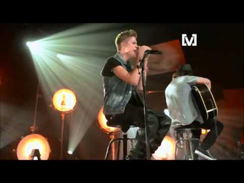 download lagu mp3 mp4 Die In Your Arms Acoustic, download lagu Die In Your Arms Acoustic gratis, unduh video klip Die In Your Arms Acoustic