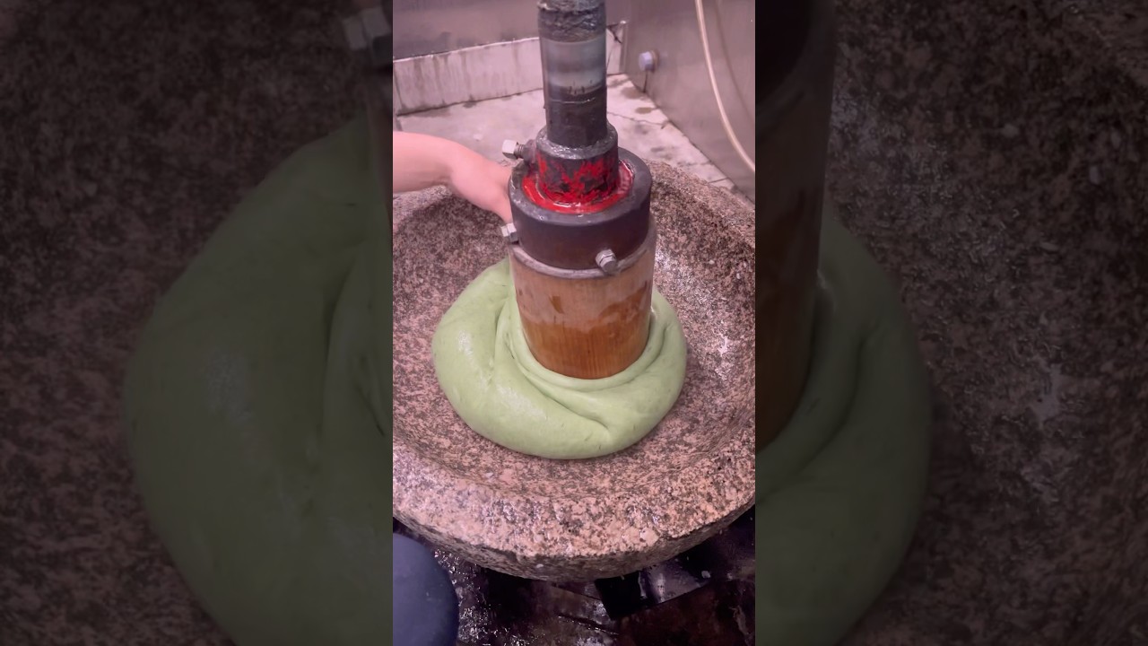 でかい餅つき機で職人さんが濃厚よもぎ大福　#japanesefood #mochi