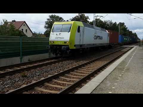 Bahnhof Lauta (Ni) (Teil21-22)- der Bü am Bahnhof mit 2 Güterzüge  in Lauta, Sachsen am 02.09.2023.