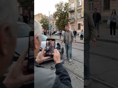 Дед увидел разбитый Porsche и предложил тысячу долларов #shorts #funny #смех #смешныевидео