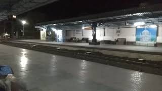preview picture of video 'Train passes through burhanpur station'