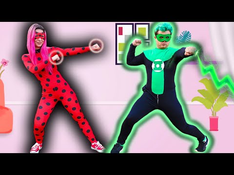 MALOUCOS FINGE BRINCAR de SUPER-HERÓI E SALVA PRINCESA