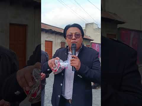 el señor Byron Oron felicitando a las madres de Santa María de Jesús Sacatepequez.