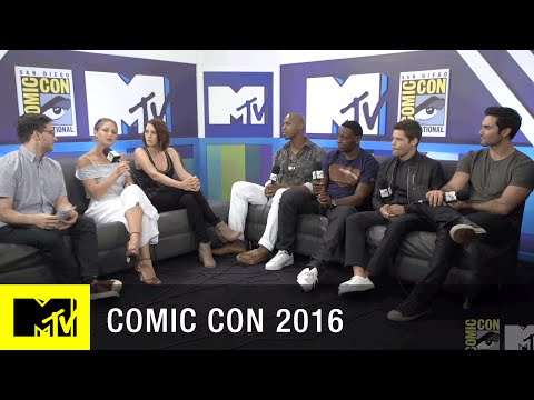 Supergirl Cast Presents “The Man Band” | Comic Con 2016 | MTV