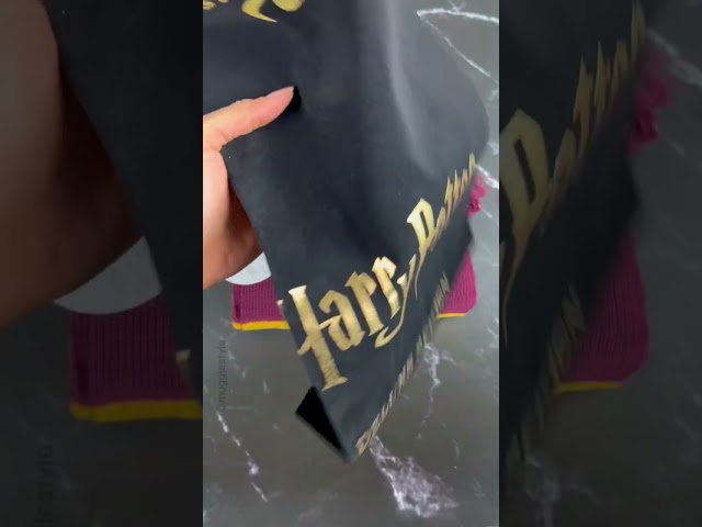 Vídeo relacionado con Cinereplicas - Harry Potter - Bufanda Infinity - Ultra Suave - Licencia Oficial - Casa Slytherin - 190 cm - Verde y Gris