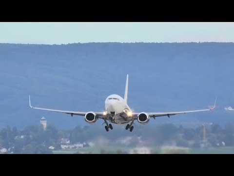 Boeing 737 struggles to climb after takeoff