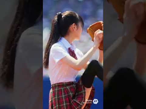 日本の女子高生の始球式
