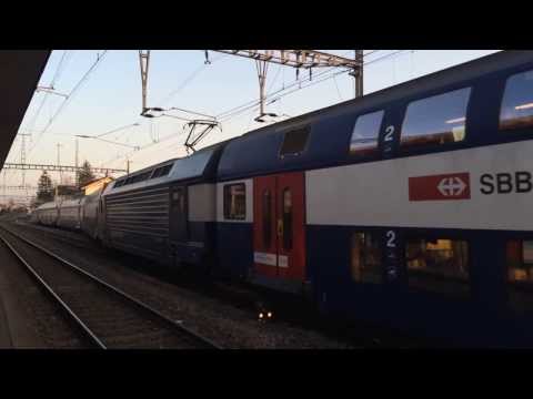 Abfahrt S aus dem Gleis 1 in Dübendorf im Sonnenuntergang