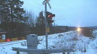 preview picture of video 'Express Train 705 going over Lamminkäyrä level crossing'