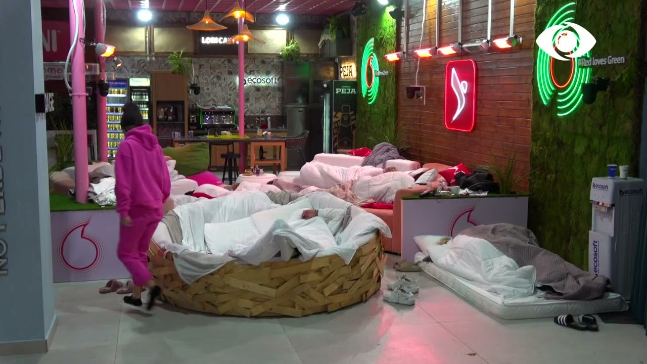 Të gjithë banorët flenë gjumë në verandë