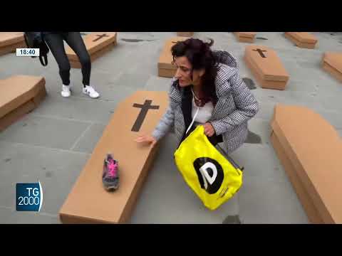 Morti sul lavoro, 200 bare di cartone in piazza a Firenze