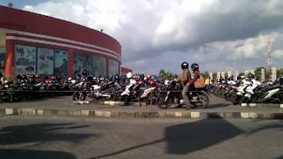 preview picture of video 'Suasana Lahan Parkir Motor Depan ROXY Jember'