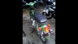 preview picture of video 'HONDA C 70 (ulung) T-Choezt got'