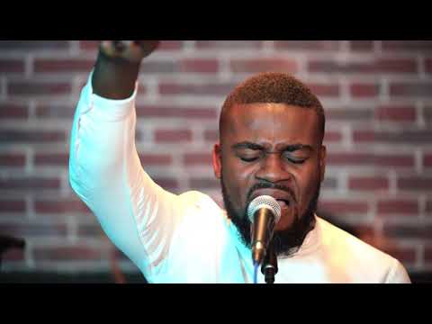 Gloire à l'Agneau & Tu es plus Grand -  MEDLEY (Interprété par Francis Ngonga)