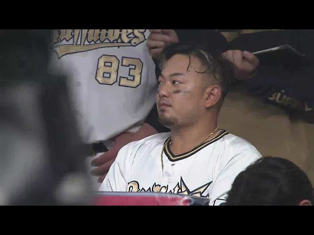 【9回裏】最後に意地を見せた!! バファローズ・森友哉の豪快なライトスタンドへのソロホームラン!! 2023年4月4日 オリックス・バファローズ 対 福岡ソフトバンクホークス