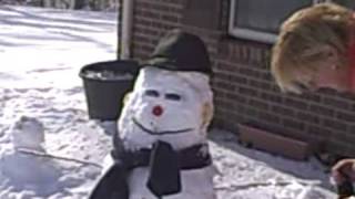 preview picture of video 'JENNIFER MAKES A SNOWMAN'