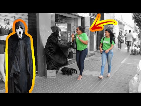 PEGADINHA HALLOWEEN - ASSUSTANDO PESSOAS - Halloween Prank