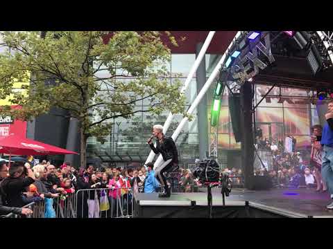 Mo Weirich singt Wir tanzen unterm Regenbogen auf dem CSD in Köln 2021