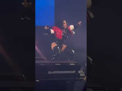 Keyshia Cole Does the Lil’ Kim Dance on Stage 😩🙌🔥