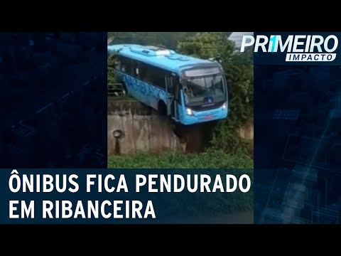 Vídeo | Ônibus lotado de passageiros fica pendurado em ribanceira
