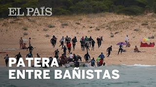 Así llegaron unas 50 personas en patera a una playa de Tarifa | España