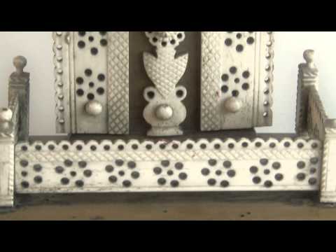 Bakom stängda dörrar (svensk text)