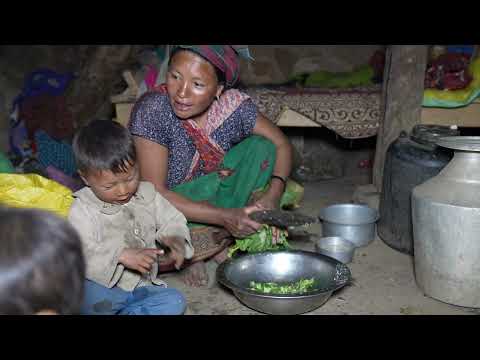 Cooking green curry recipe by mother and || Nepali Village || Village technology