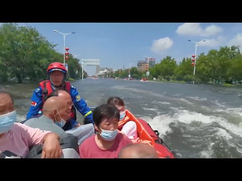 GLOBALink | Heartwarming rescue efforts in rainstorm-battered Henan GLOBALink | Heartwarming rescue efforts in rainstorm-battered Henan